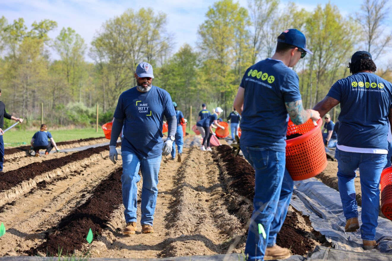 HITT_VolunteerDayat-JK-Community-Farm-1320×880